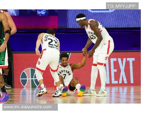 布朗谈场下观赛感受与獭兔默契配合的全新体验